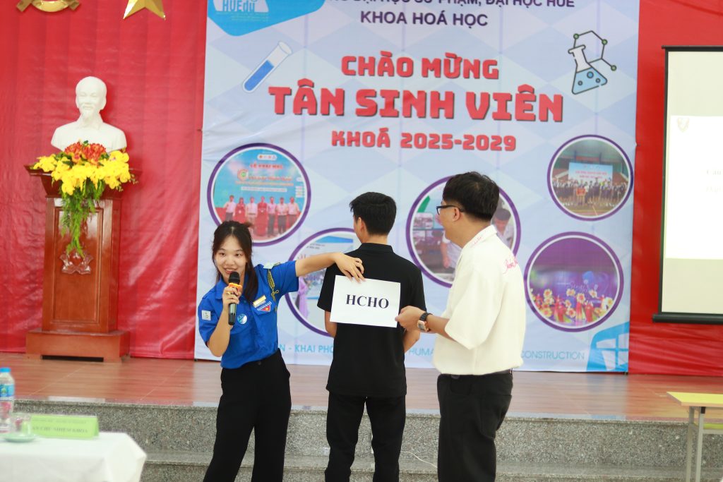 Quàn trò Khánh Linh đang tổ chức trò chơi cho các bạn tân sinh viên