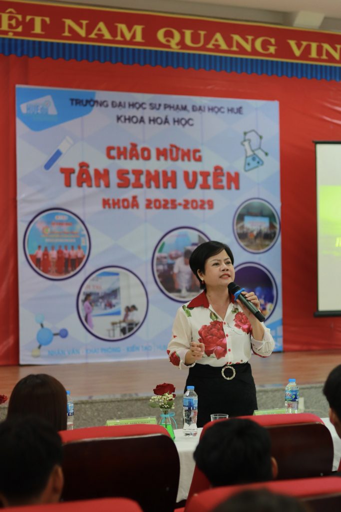 TS. Đặng Thị Thuận An đã trình bày một ca khúc để góp vui trong ngày này