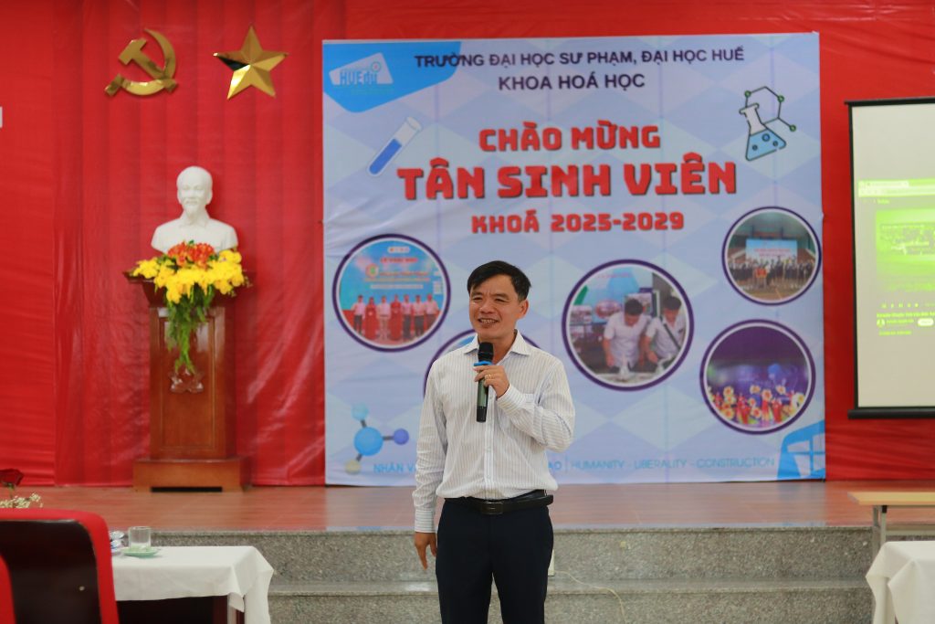 TS. Lê Quốc Thắng - Trưởng khoa Hóa học có đôi lời chia sẻ với các em tân sinh viên và sinh viên toàn khoa.